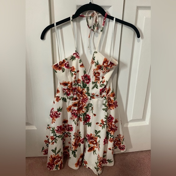 Entro V-neck White Halter Dress with Red and Orange Floral Pattern US Size Small - Picture 2 of 7